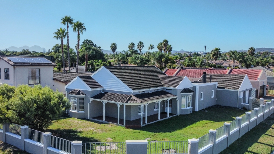 4 Bedroom Property for Sale in De Oude Spruit Western Cape